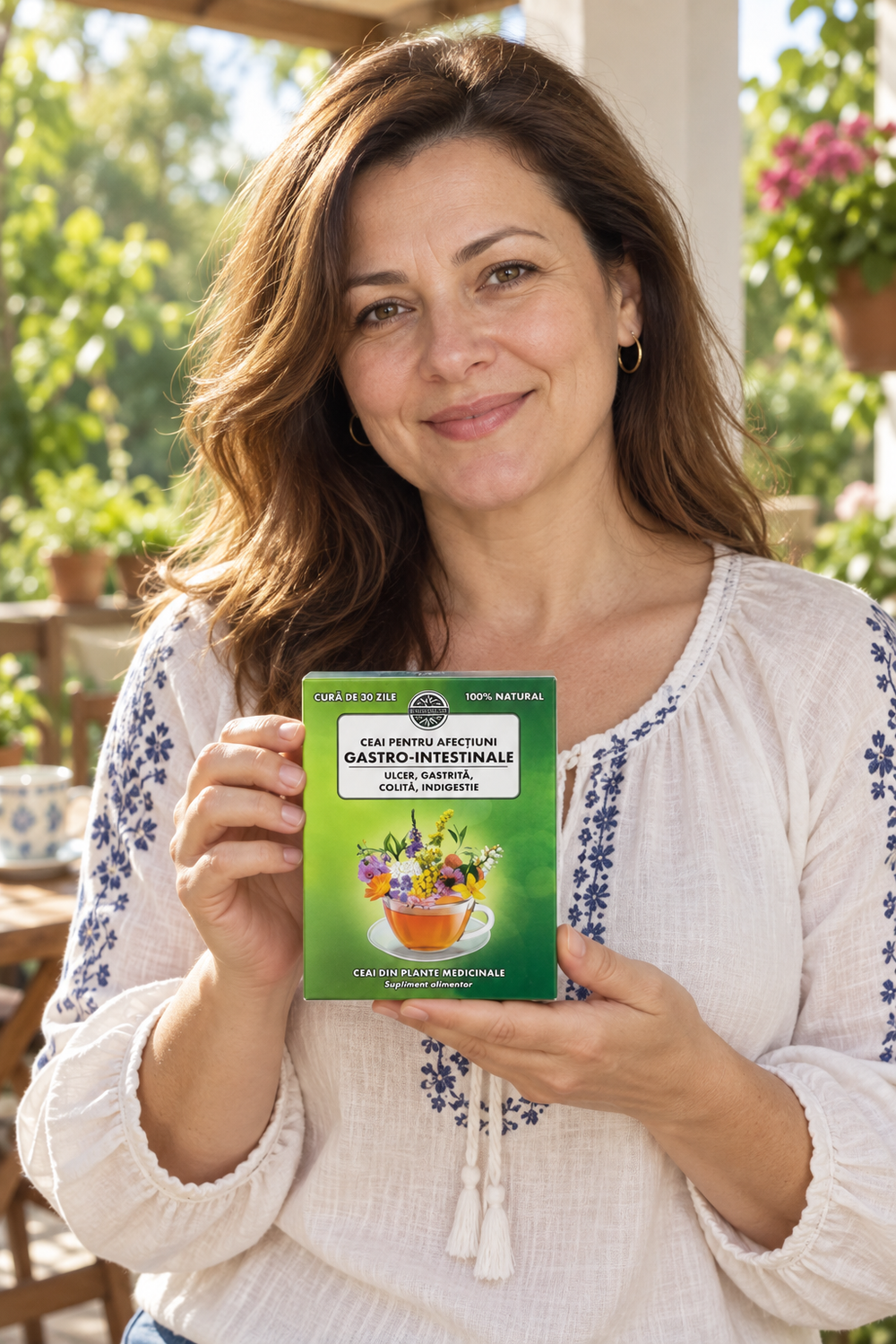 Femeie tinand Ceai pentru afectiuni gastro-intestinale 250 gr