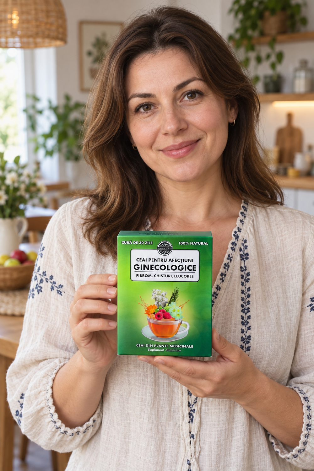 Femeie tinand Ceai pentru afectiuni ginecologice 250 gr