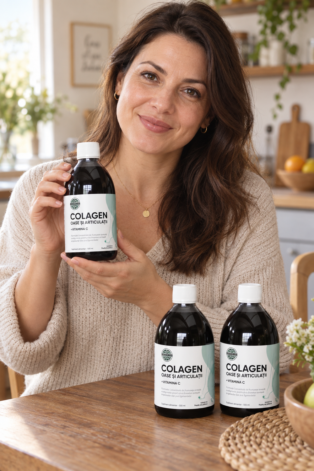 Femeie tinand Colagen 2 plus 1 gratis
