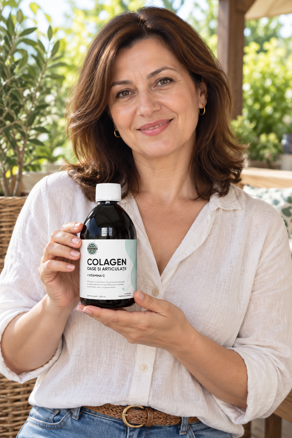 Femeie tinand Colagen Oase si Articulatii 500 ml