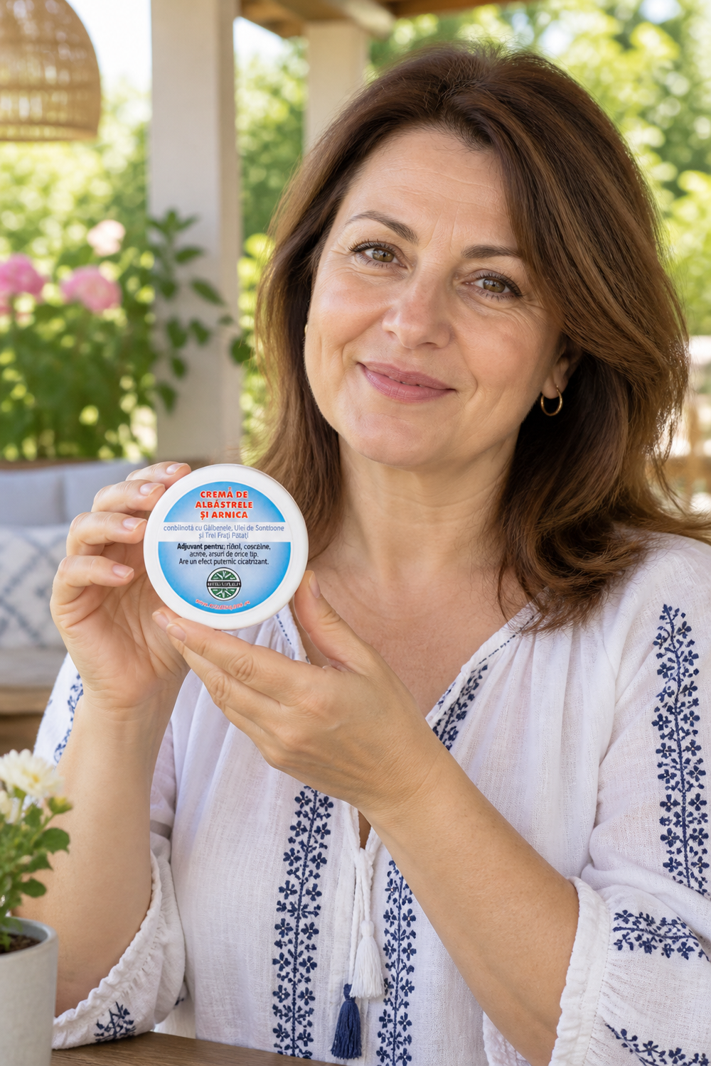 Femeie tinand Crema de albastrele si arnica 100 gr
